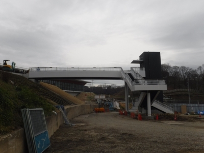 新沢千塚古墳群歩道橋